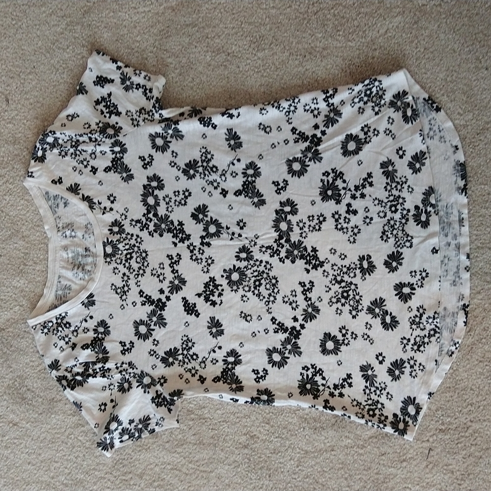 Old Navy black and white floral T-shirt size medium